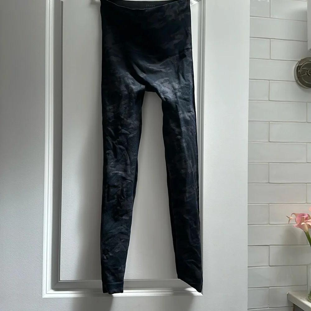 Spanx women’s camo leggings - Picture 3 of 5